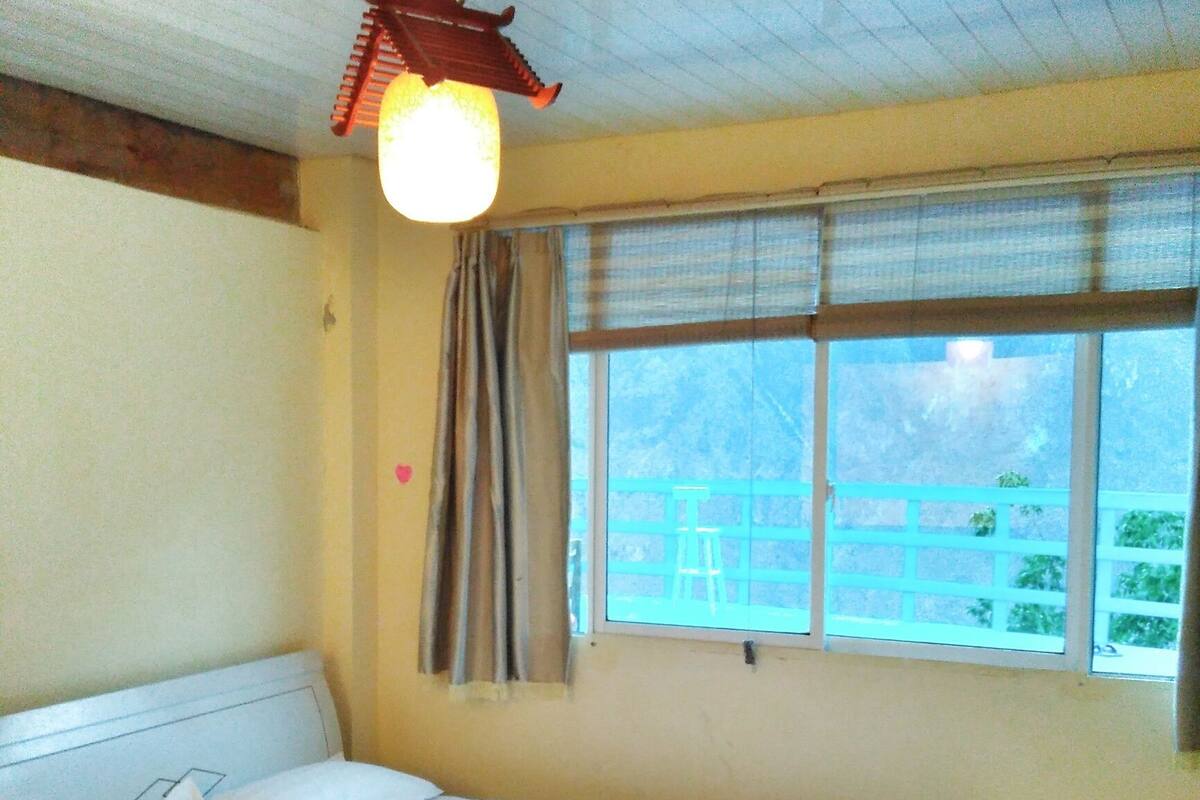 Habitación con 2 camas individuales | Escritorio, cortinas blackout y wifi gratis