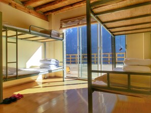 Dormitorio compartido | Escritorio, cortinas blackout y wifi gratis