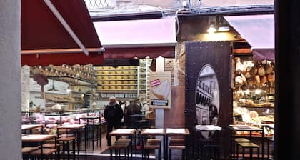 Bologna Historic Center. In Piazza Maggiore .Romantic apartment "Il Sole"