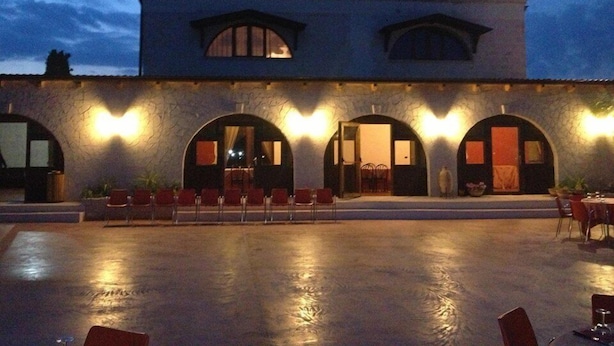A building with a courtyard, arched doorways, and a flat roof. - Villa Flora Baia degli Ulivi (Santeramo in Colle)