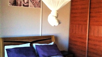 2 bedrooms, in-room safe, desk, iron/ironing board