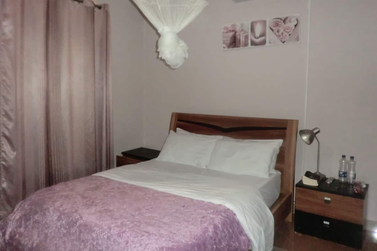 2 habitaciones, caja de seguridad en la habitación y escritorio