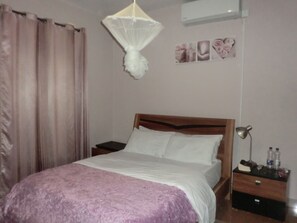 2 sovrum, värdeförvaringsskåp på rummet och skrivbord