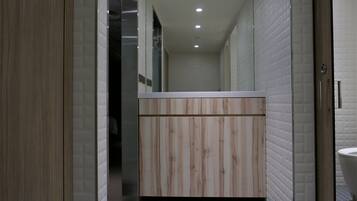 Single Room, Shared Bathroom | Bathroom | Free toiletries, hair dryer, towels