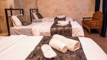 Economy driepersoonskamer, 1 slaapkamer, niet-roken, op benedenverdieping | Een laptopwerkplek, gratis wifi