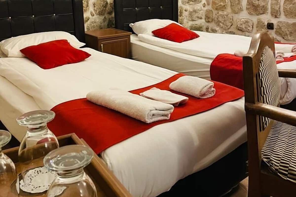Tripla Economy, 1 camera da letto, non fumatori, al piano terra | 1 camera, postazione laptop, Wi-Fi gratuito