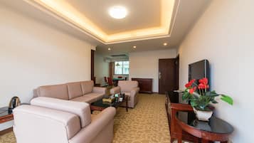 Family Room | Living room | Flat-screen TV