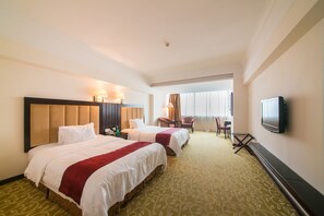 尊爵大床或双床房 | 客房内保险箱、办公桌、遮光窗帘、熨斗/熨板