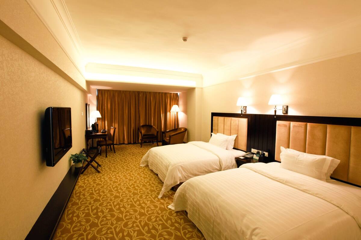 Deluxe Double or Twin Room | In-room safe, desk, blackout drapes, iron/ironing board