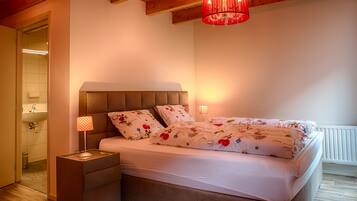 Double Room | Premium bedding, cribs/infant beds, rollaway beds, free WiFi