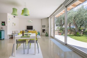 Smart TV, fireplace, books, stereo - Limone - Small house surrounded by greenery with lake view  (Limone Sul Garda)