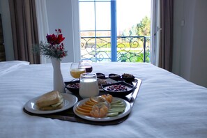 Free daily buffet breakfast  - Gardenland Resort (Bushat)