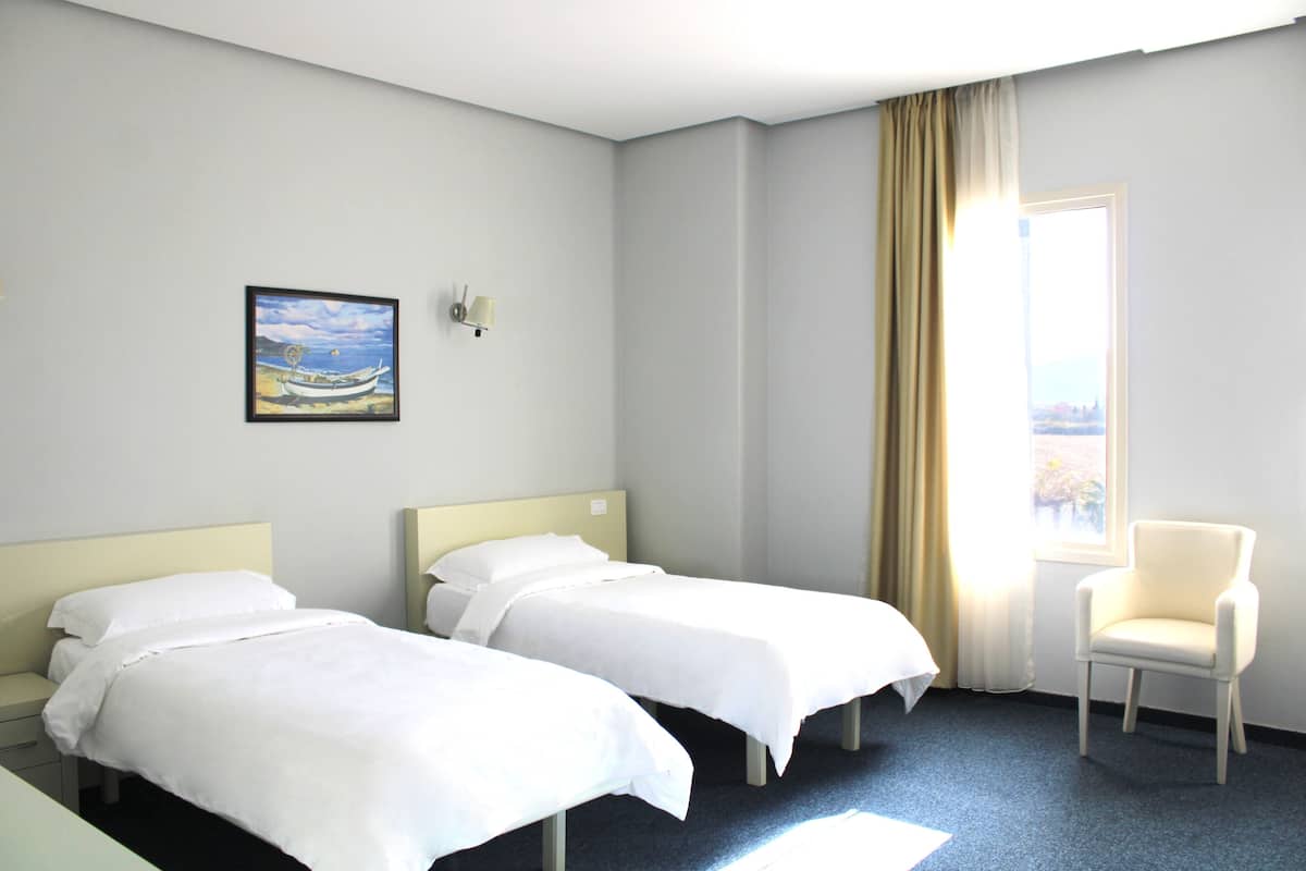 Driepersoonskamer | 1 slaapkamer, luxe beddengoed, een bureau, gratis wifi