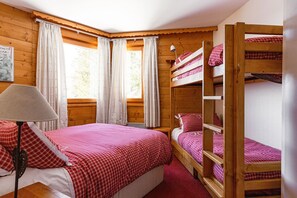 2 bedrooms, iron/ironing board, travel cot, free WiFi