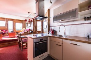 Een koelkast, een magnetron, een oven, een kookplaat