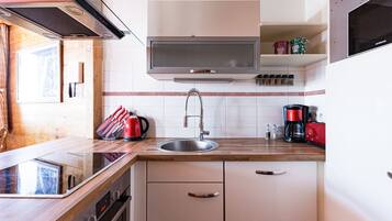 Réfrigérateur, micro-ondes, four, plaque de cuisson