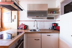 Een koelkast, een magnetron, een oven, een kookplaat