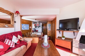 Téléviseur, foyer, lecteur de DVD, livres