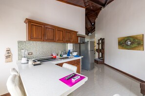 Een koelkast, een microgolfoven, een oven, een kookplaat