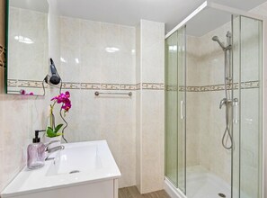 Shower, hair dryer, towels