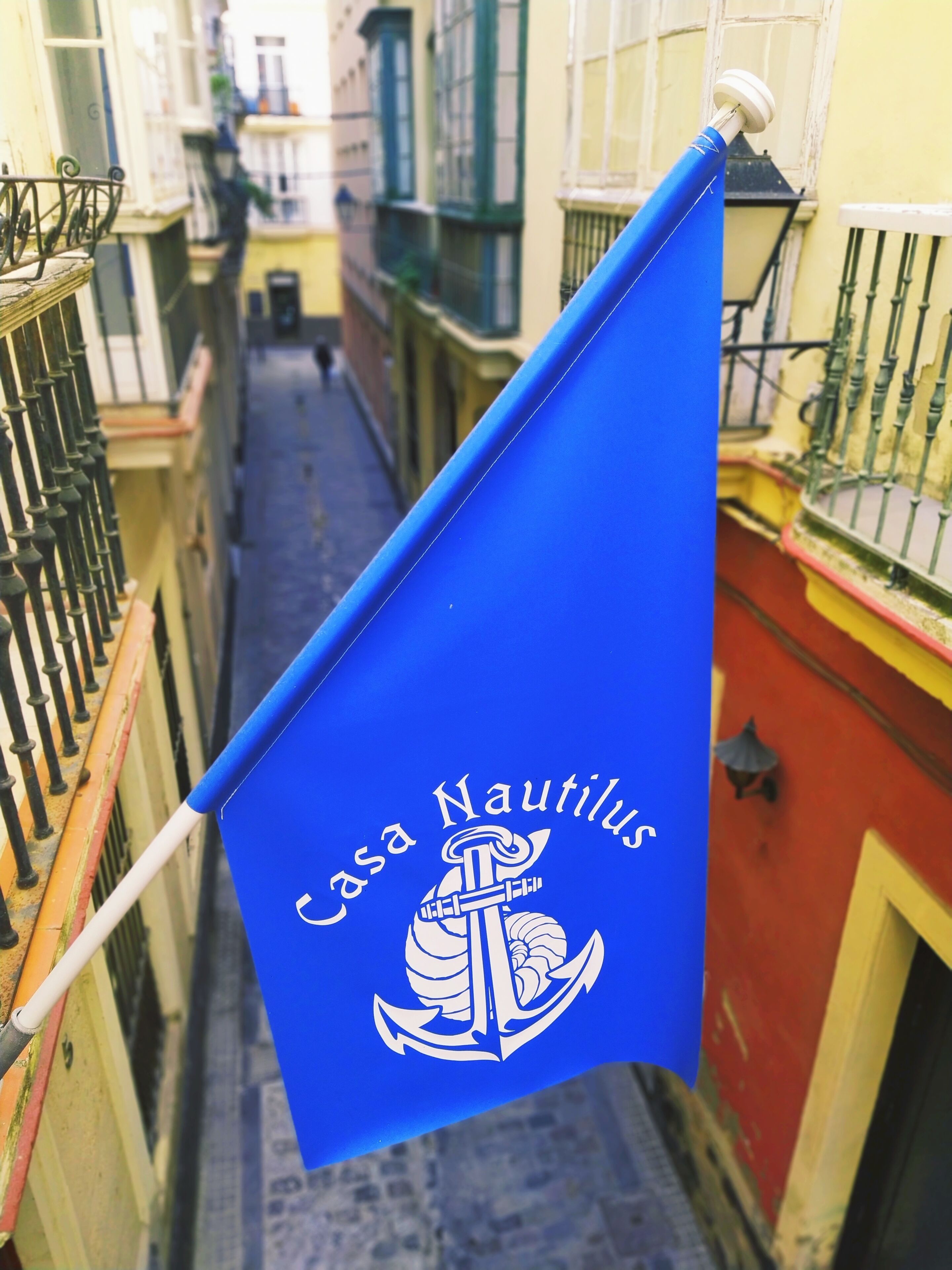 A blue flag with "Casa Nautilus" and an anchor symbol.