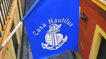 A blue flag with "Casa Nautilus" and an anchor symbol.