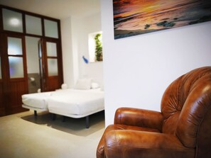 Basic Twin Room | In-room safe, blackout drapes, free WiFi, bed sheets - Casa Nautilus Cadiz (Cádiz)