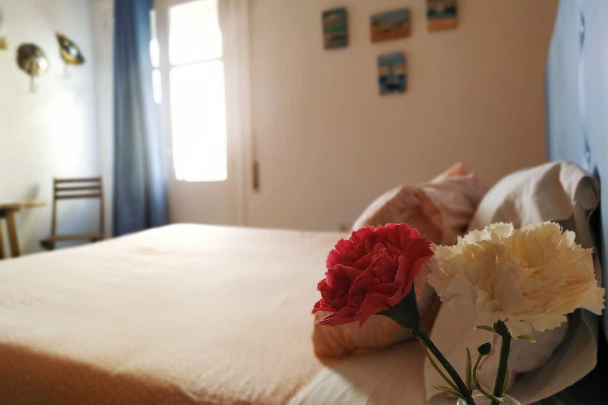 Dobbeltrom | Safe på rommet, blendingsgardiner, wi-fi (inkludert) og sengetøy