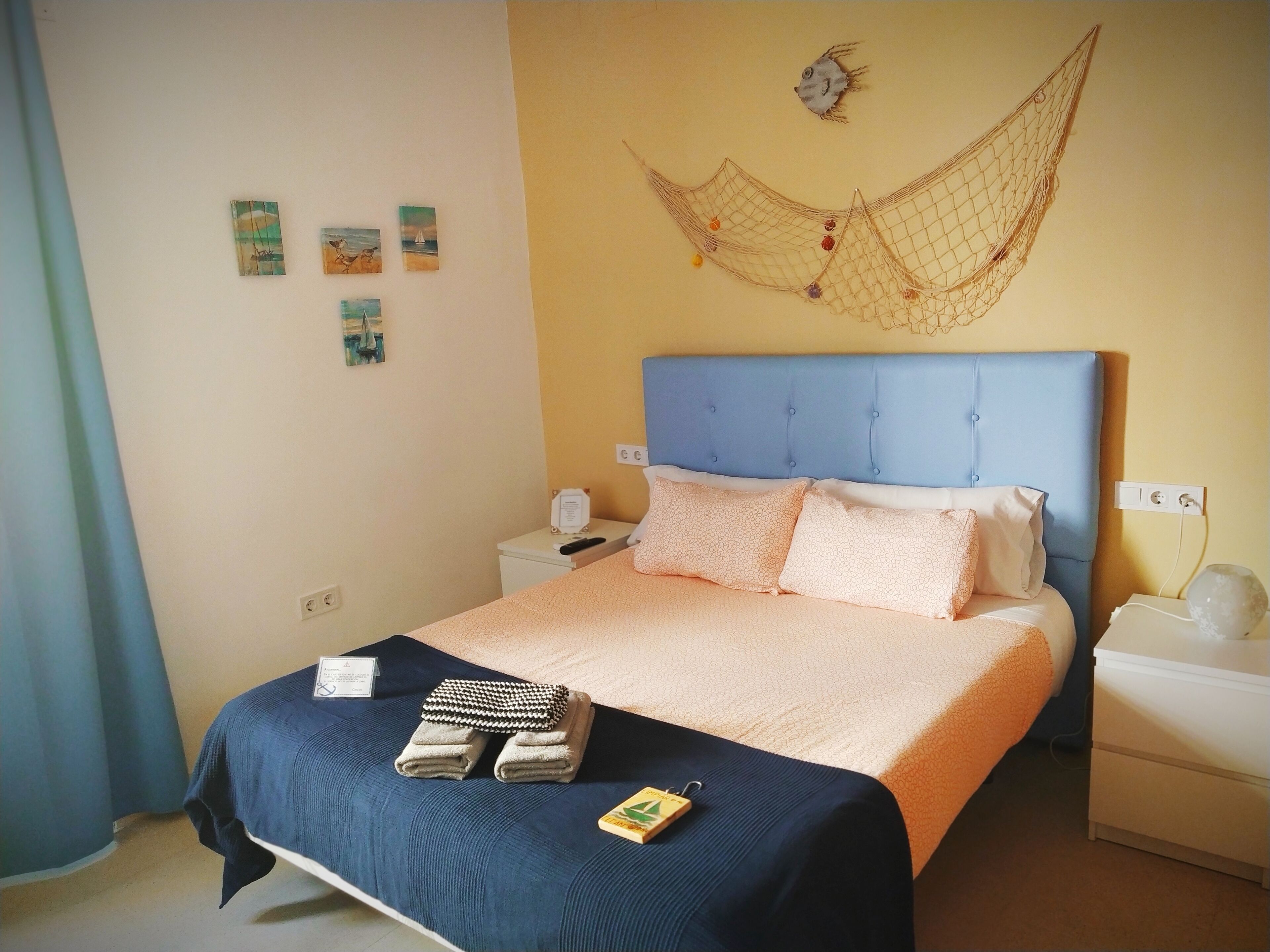 Habitación doble | Caja fuerte, cortinas opacas, wifi gratis y ropa de cama