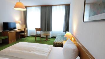 Brankas, meja kerja, kedap suara, dan tempat tidur bayi (biaya tambahan)