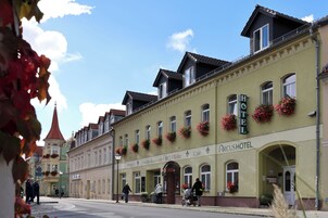Um hotel com uma placa que diz 'Arcushotel' e 'Café'.