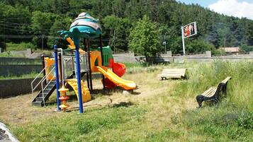 Children’s play area – outdoor