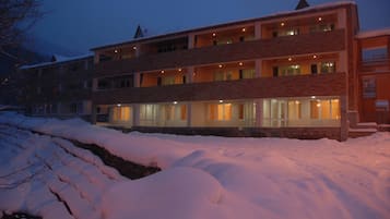 Overnatningsstedets facade – aften/nat