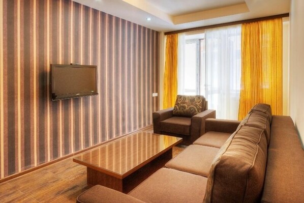 Deluxe Triple Room | Living area