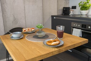 Refrigerador con congelador, horno, parrilla de estufa y lavavajillas 