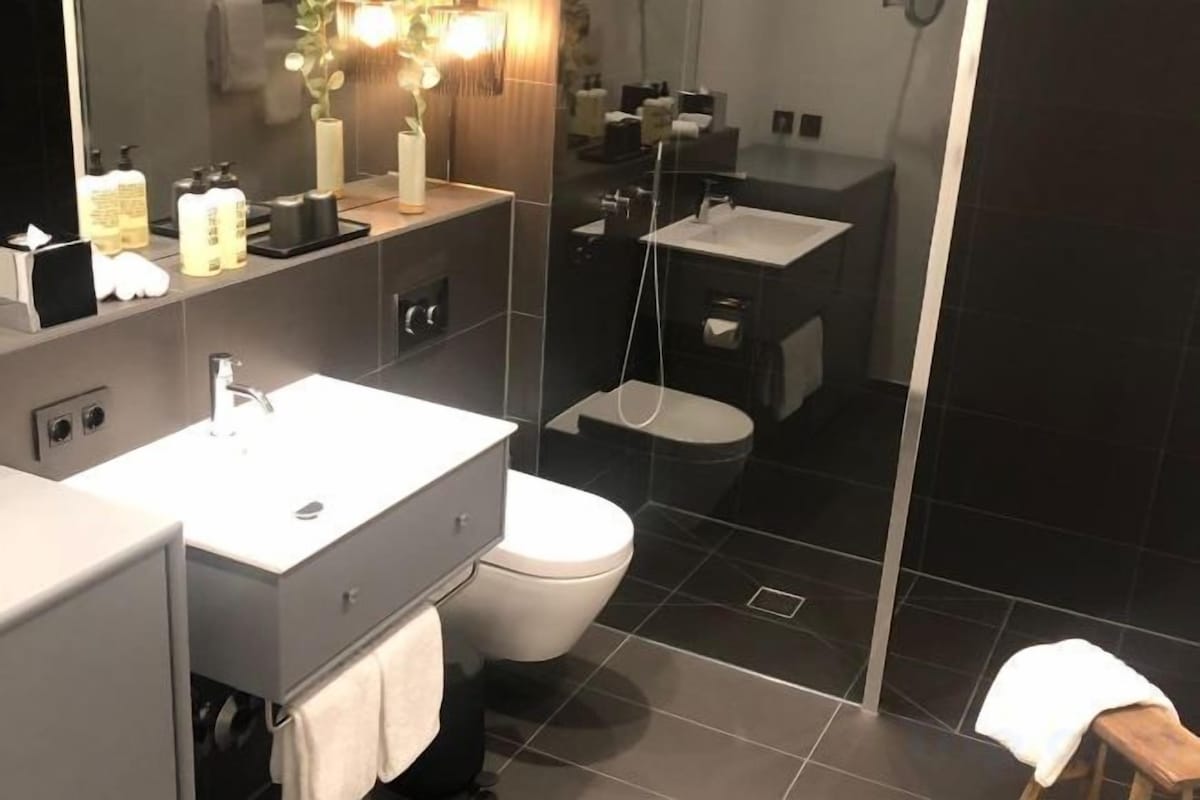 Bathroom | Free toiletries, hair dryer, towels, soap