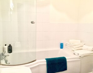 Superior appartement, 1 slaapkamer, uitzicht op heuvels | Badkamer | Een bad/douchecombinatie, gratis toiletartikelen, een haardroger