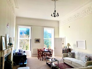 Familie appartement, 1 slaapkamer, keuken, op benedenverdieping | Woonruimte | Flatscreentelevisie