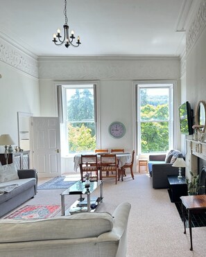 Familienapartment, 1 Schlafzimmer, Küche, Erdgeschoss | Wohnbereich | Flachbildfernseher