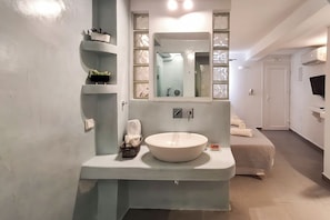 Deluxe Suite | Bathroom | Shower, rainfall showerhead, free toiletries, hair dryer