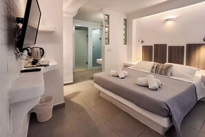 Deluxe Suite | Premium bedding, in-room safe, free WiFi, bed sheets - Ambience Suites (Santorini)
