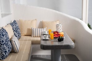 Premium bedding, in-room safe, free WiFi, bed sheets - Ambience Suites (Santorini)