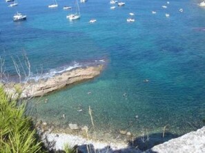 Una spiaggia nelle vicinanze