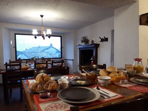 每日供应当地美食早餐(每人 EUR 7)