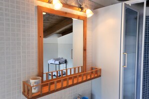 Quadruple Room, Private Bathroom, Mountain View (Stanza del Duca) | Bathroom amenities | Shower, hair dryer, bidet, towels - B&B Rocca di Bajedo (Pasturo)