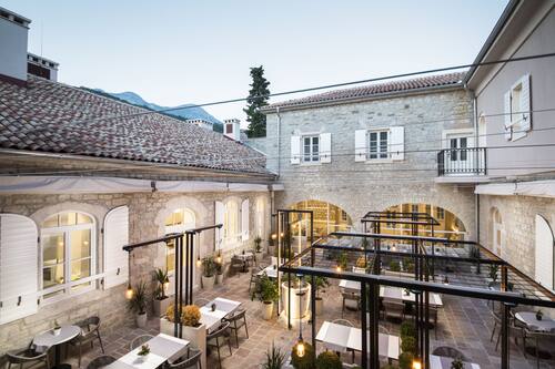 3 restaurants; breakfast, lunch, and dinner served