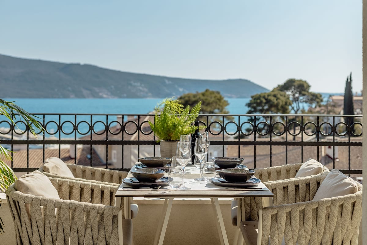 One Bedroom Apartment Sea View - Residential Building | Luxe beddengoed, een minibar met enkele gratis items