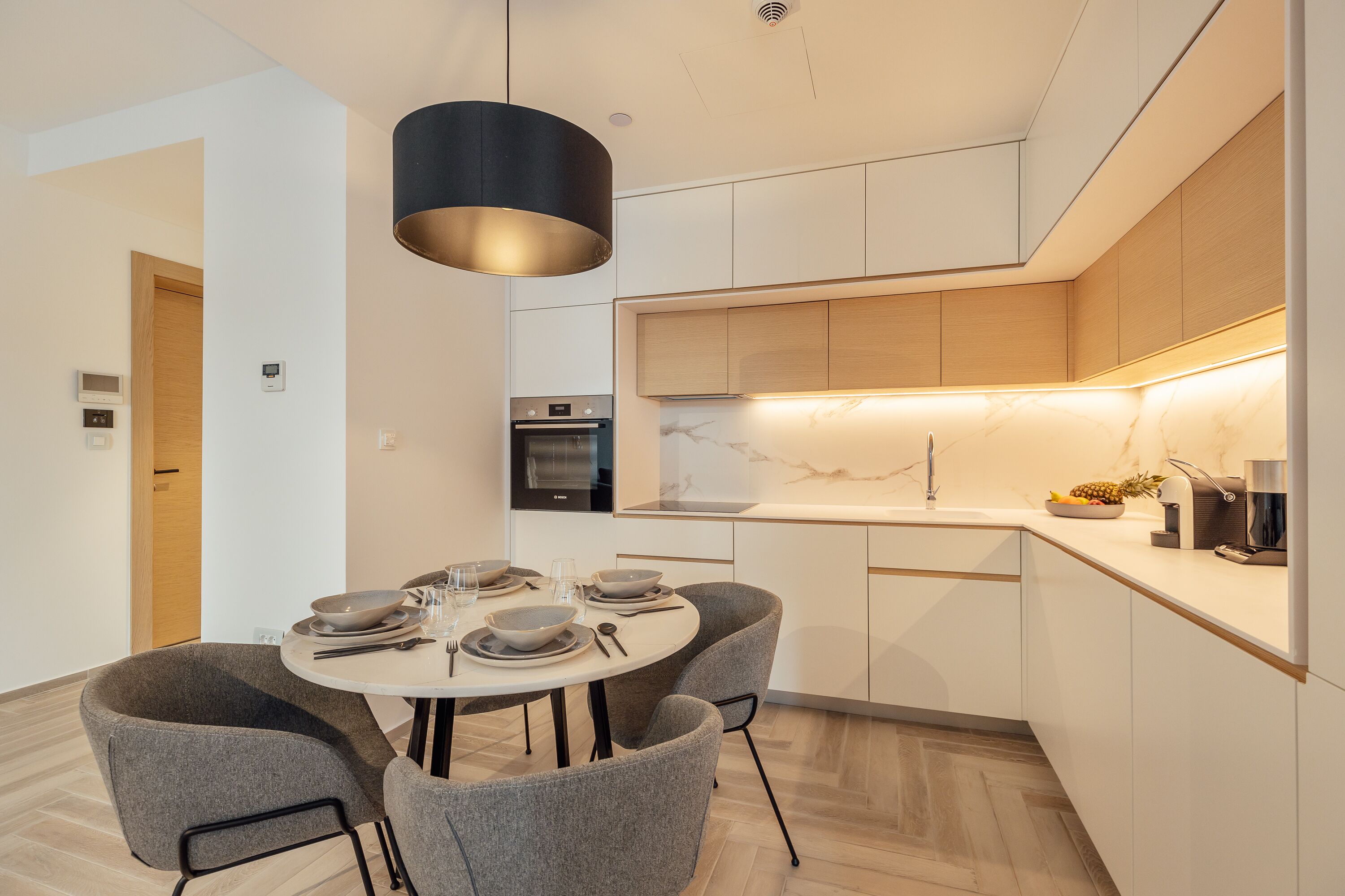 Studio Apartment Street View - Residential Building | 전용 주방 | 전기 주전자, 유아용 의자