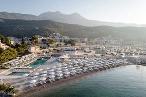 On the beach, sun-loungers, beach umbrellas, beach towels - Lazure Hotel and Marina (Herceg Novi)