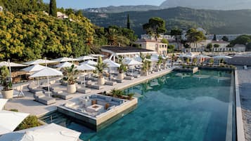Una piscina techada, una piscina al aire libre de temporada